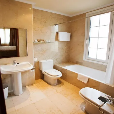 - Adults Only 3* Guernica y Luno