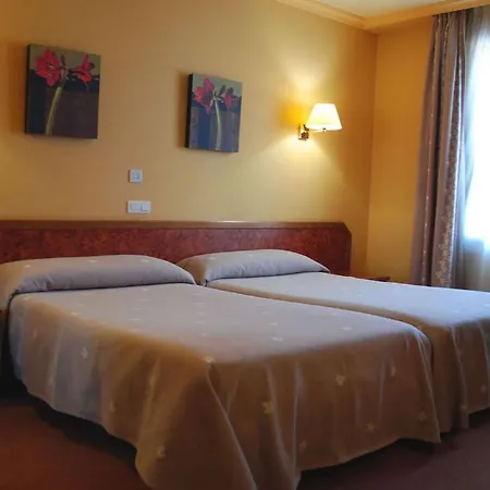 - Adults Only 3* Guernica y Luno