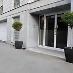 - Adults Only 3* Guernica y Luno